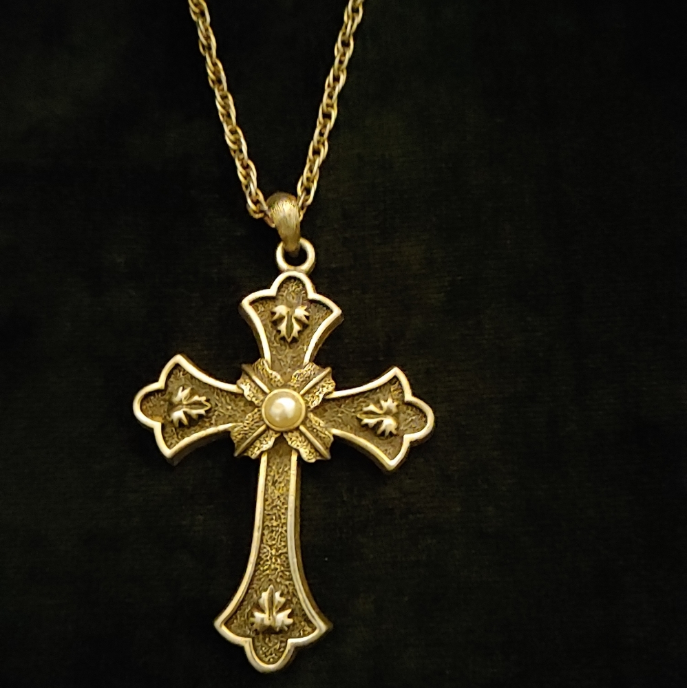 VTG. Sarah Coventry 1975 "Peace Cross" Necklace